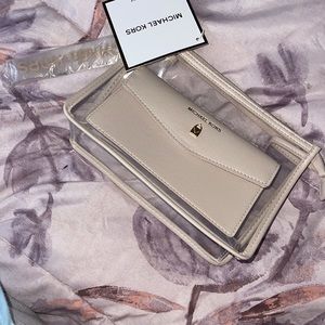 - Micheal kors make up bag never used